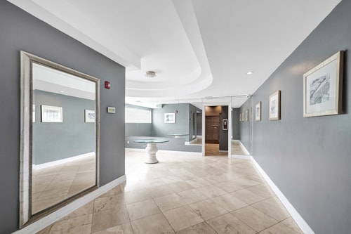 Ocean Dr 1BR • Miami Beach Getaway 16 Dwell