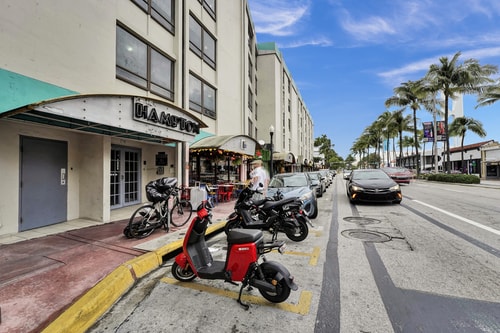 Ocean Dr 1BR • Miami Beach Getaway 18 Dwell