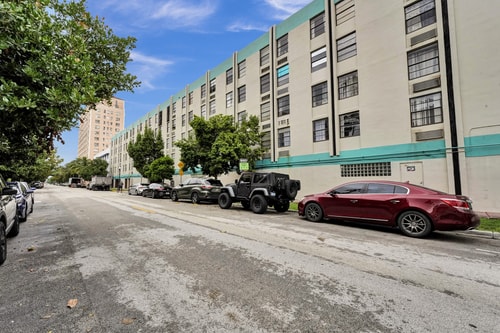 Ocean Dr 1BR • Miami Beach Getaway 19 Dwell