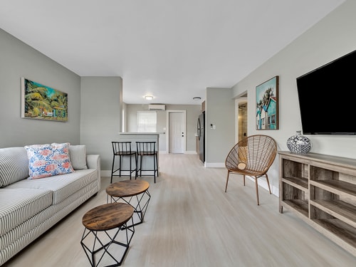 Hollywood Beach 1BR Getaway | WiFi + AC 1 Dwell