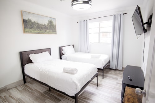 Spacious 5-Bedroom House with Pool in North Miami 24 Dwell