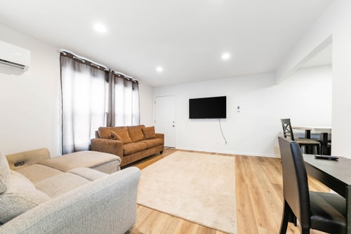 2BR Sandwich Home | Kitchen, TV & Family-Friendly 1 Dwell