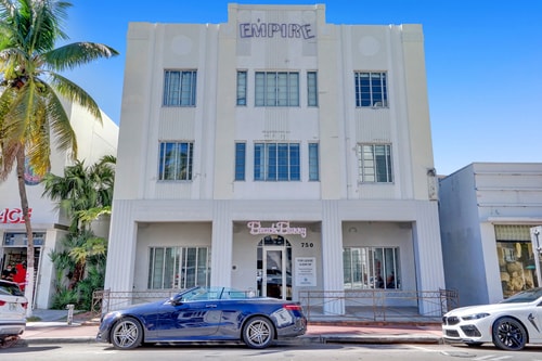 Coastal 2BR Escape | Walk to Beach & 2 Queen Beds Dwell