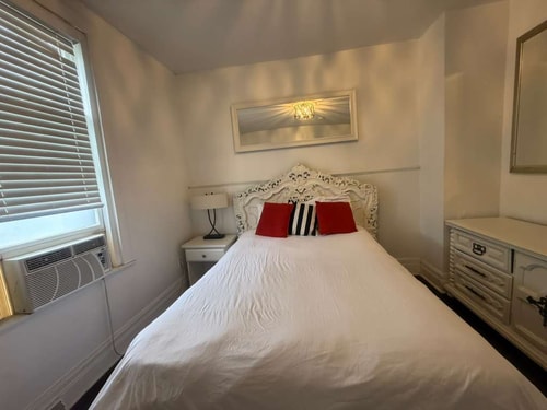 Renovated Detroit 3BR Home | Sleeps 6 10 Dwell