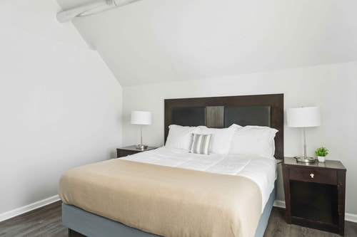 Downtown Detroit 2BR | King, WiFi, Parking 5 Dwell