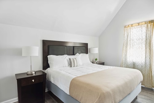 Downtown Detroit 2BR | King, WiFi, Parking 2 Dwell