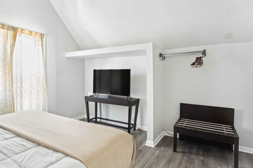 Downtown Detroit 2BR | King, WiFi, Parking 8 Dwell