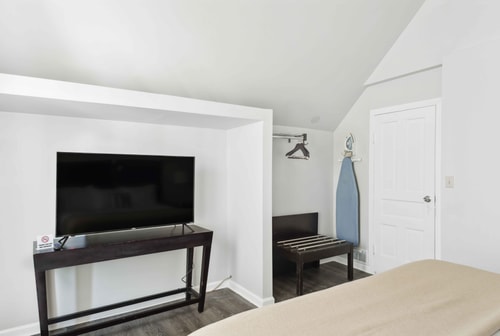 Downtown Detroit 2BR | King, WiFi, Parking 7 Dwell