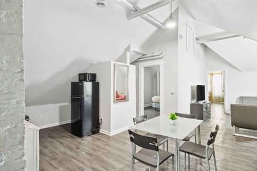 Downtown Detroit 2BR | King, WiFi, Parking 3 Dwell