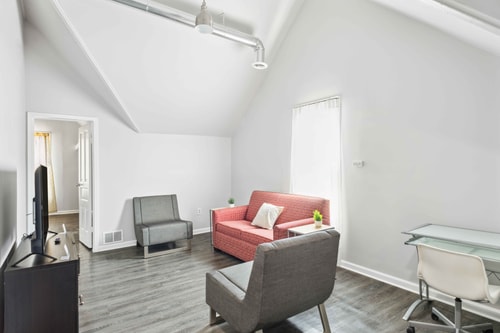 Downtown Detroit 2BR | King, WiFi, Parking Dwell