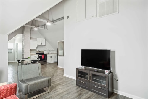 Downtown Detroit 2BR | King, WiFi, Parking 1 Dwell