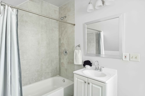 Downtown Detroit 2BR | King, WiFi, Parking 6 Dwell