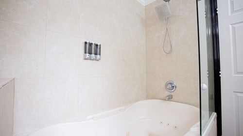 Spacious 5-Bedroom House with Pool in North Miami 27 Dwell