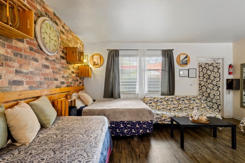 Hollywood 1BR Studio: Pets Allowed, BBQ & Parking 5 Dwell