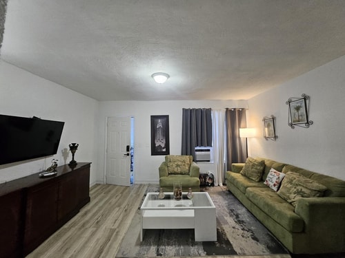 Brickell 2BR Retreat • Patio • Pets OK 9 Dwell