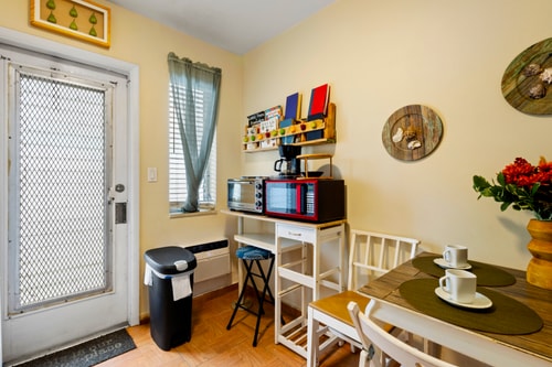 Pet Friendly Stylish Studio in Hollywood 2 Dwell