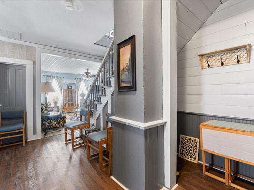 Pet-Friendly Historic 4BR Home in Illinois 15 Dwell