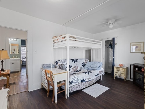 Pet-Friendly Historic 4BR Home in Illinois 23 Dwell