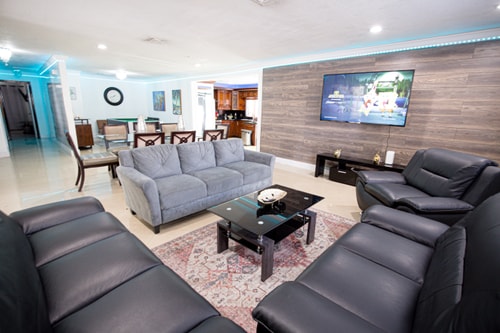 Spacious 5-Bedroom House with Pool in North Miami 1 Dwell