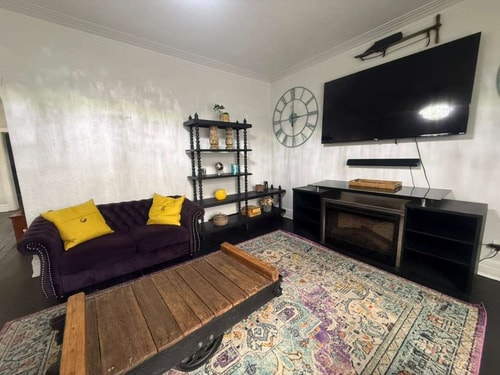 Renovated Detroit 3BR Home | Sleeps 6 2 Dwell