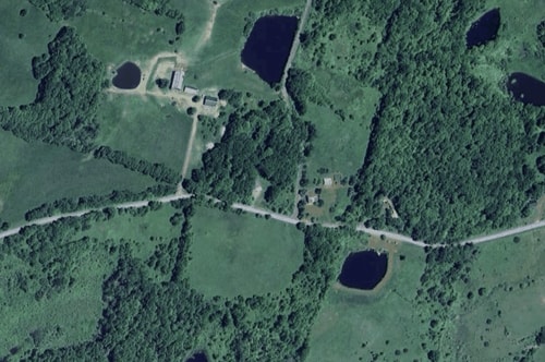 Cozy 2-Bedroom Home with BBQ, Hot Tub & Parking Dwell