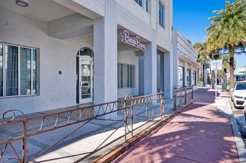 Coastal 2BR Escape | Walk to Beach & 2 Queen Beds 1 Dwell