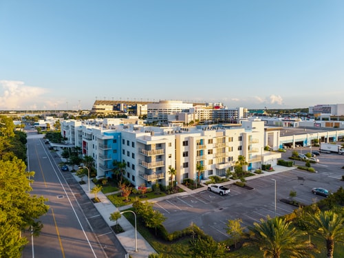 Spacious 3BR | Pool, Gym, Near Beach & Speedway 72 Dwell