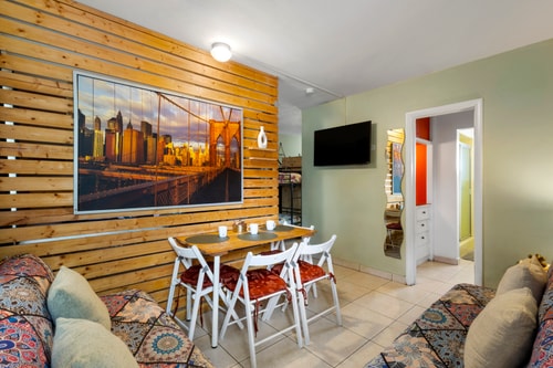 Chic 1BR Studio – Pets Welcome, Garden & BBQ 4 Dwell