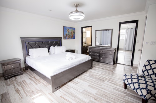 Spacious 5-Bedroom House with Pool in North Miami 23 Dwell