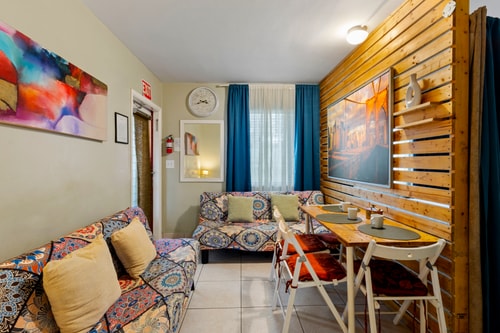 Chic 1BR Studio – Pets Welcome, Garden & BBQ 3 Dwell