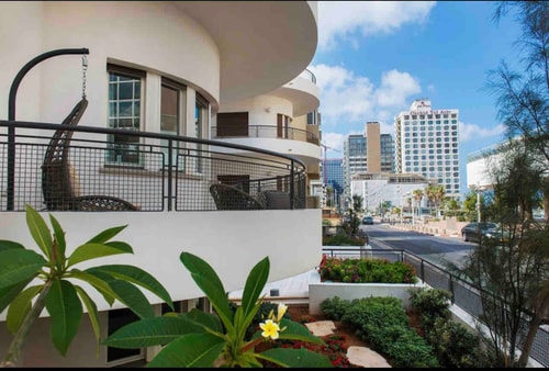 Beachfront 2BR/2BA Desing Suite on Tel-Aviv 32 Dwell