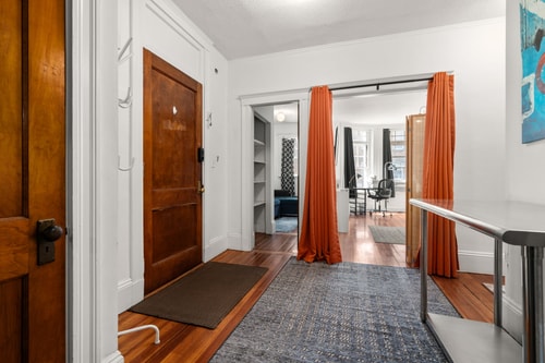 Boston Room w/ AC, W/D & Desk 14 Dwell