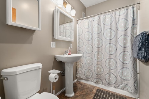 Boston Room w/ AC, W/D & Desk 8 Dwell