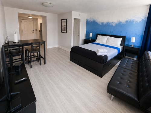 Miami Beach Condo Steps to Ocean Drive – Pets OK Dwell