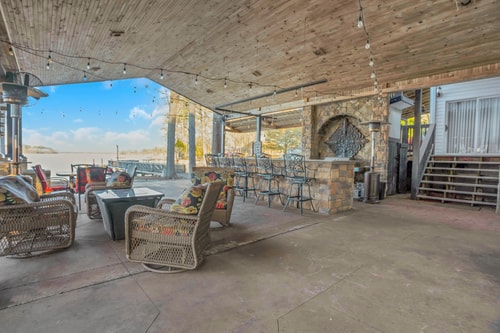 Lake Murray 5BR | Hot Tub + Outdoor Kitchen 3 Dwell