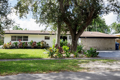 Spacious 5-Bedroom House with Pool in North Miami 55 Dwell