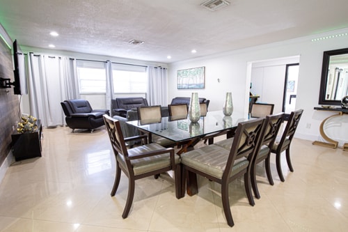 Spacious 5-Bedroom House with Pool in North Miami 12 Dwell