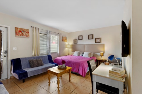 Pet-Friendly 1BR Studio w/ Parking & BBQ, Hollywood 4 Dwell