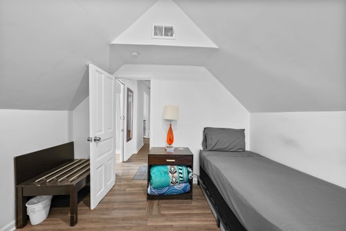 Mexicantown Detroit 2BR | Sleeps 7 + WiFi 12 Dwell