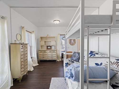 Pet-Friendly Historic 4BR Home in Illinois 21 Dwell