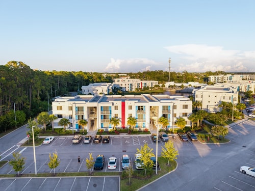 Spacious 3BR | Pool, Gym, Near Beach & Speedway 64 Dwell