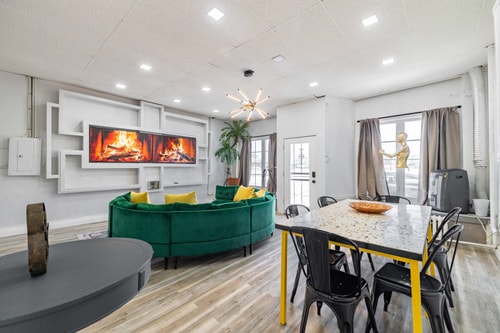 Bright & Airy Home w/Stylish, Contemporary Touches 9 Dwell