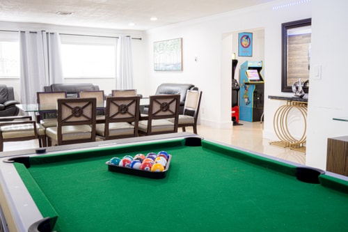 Spacious 5-Bedroom House with Pool in North Miami 18 Dwell