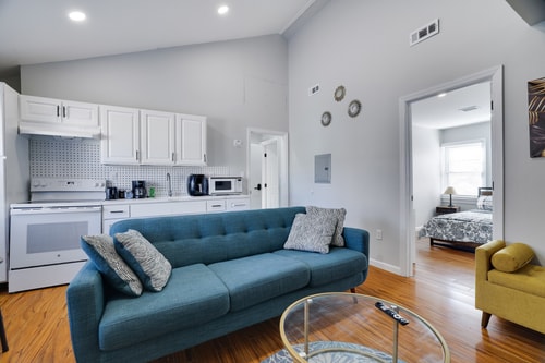 2BR Apt Near EWR & NYC • Workspace + Parking 0 Dwell