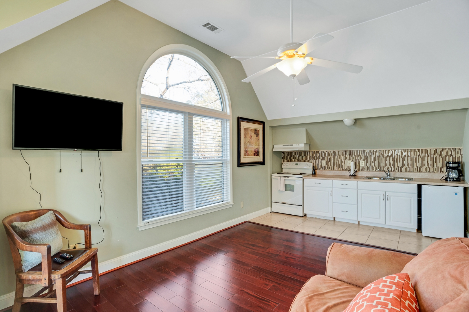 Lakefront Gilbert Suite | Balcony + WiFi Dwell