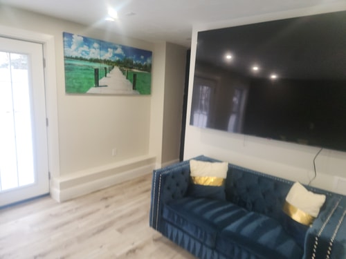 Shrewsbury King Suite | 100in TV + Shower 7 Dwell