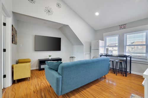 2BR Apt Near EWR & NYC • Workspace + Parking 7 Dwell