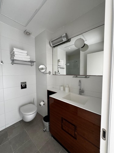 Beachfront 2BR/2BA Desing Suite on Tel-Aviv 17 Dwell