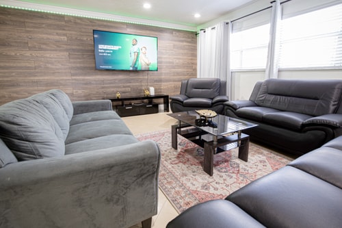 Spacious 5-Bedroom House with Pool in North Miami 5 Dwell