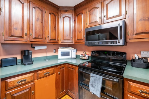 VA Riverfront 4BR | Dock + Kayaks + Games 10 Dwell